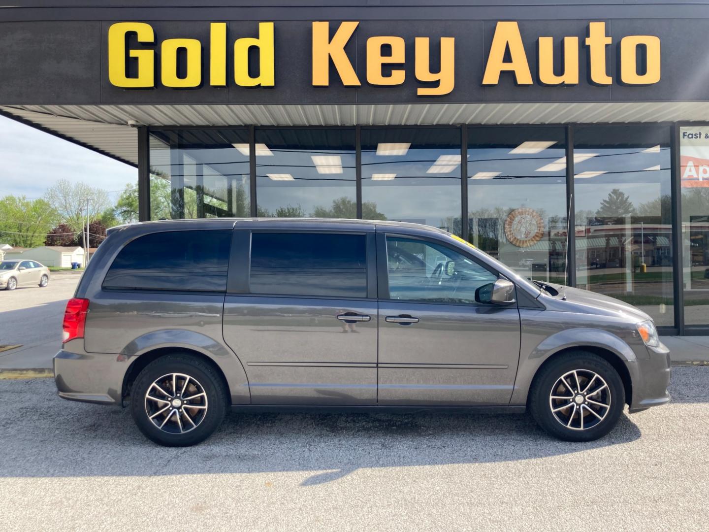 2015 Granite Crystal Met Dodge Grand Caravan SXT (2C4RDGCG6FR) with an 3.6L V6 DOHC 24V engine, 6-Speed Automatic transmission, located at 1633 W Kimberly, Davenport, IA, 52806, (563) 323-5341, 41.559456, -90.598732 - Photo#0